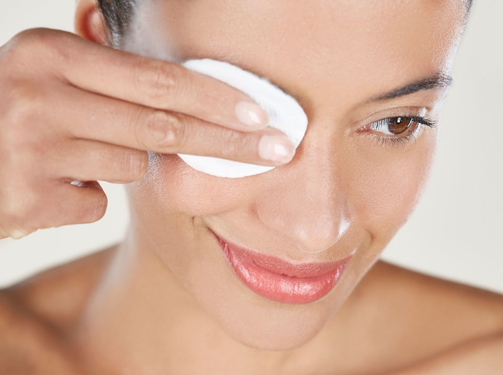 Как и чем смывать? 6 лучших средств для снятия макияжа с глаз