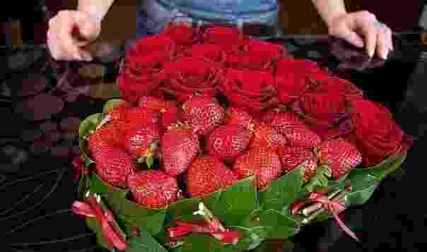 Романтический подарок: сердце из роз и клубники