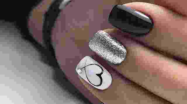 Черно-белый маникюр на квадратные ногти с рисунком в виде сердечка
