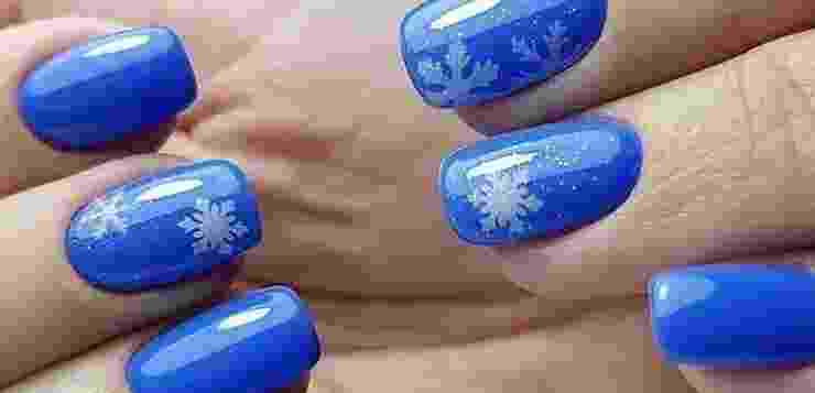 Сказочный маникюр в синем цвете со снежинками