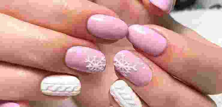 Зимний маникюр в розовом цвете со снежинками