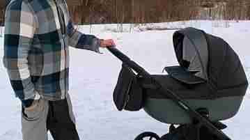 Актёр Марк Богатырёв на прогулке с новорожденным сыном Данилом