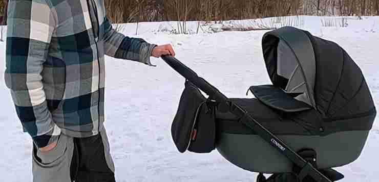 Актёр Марк Богатырёв на прогулке с новорожденным сыном Данилом