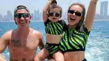 «Потрясающая семья»: певица Ханна с дочерью и мужем снялись на яхте в Дубае