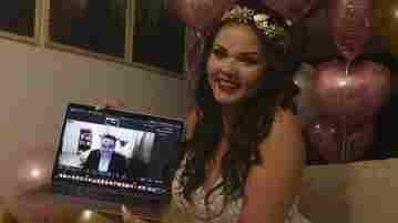 Пара из США, которая поженилась онлайн! Зато тратиться не нужно