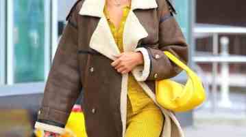Икона стиля Ирина Шейк даже на прогулке с дочерью по магазинам выглядит шикарно