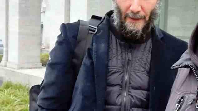 Отрастившего седую бороду и неопрятно одетого Киану Ривза приняли за бездомного