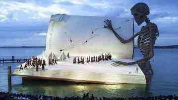 Эта огромная книга — сцена в городе Брегенц, Австрия
