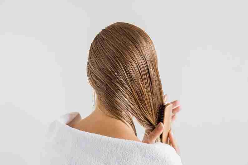 Горячее полотенце, бигуди и косички: как сушить волосы, если нет электричества?