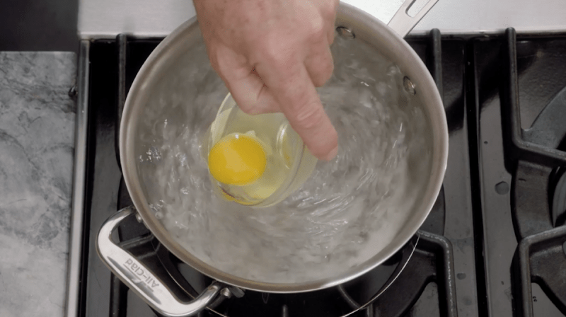 Как правильно варить яйцо пашот: секреты от Евгения Клопотенко