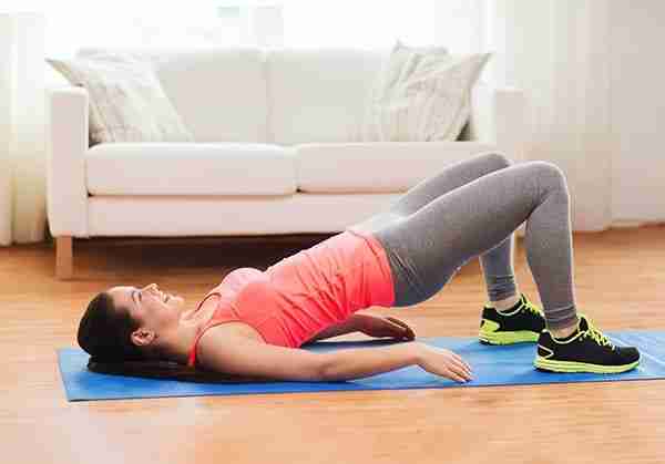 Фитнес дома: ТОП-8 простых упражнений для занятий на диване