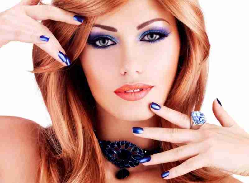 Изумрудные тени и нюдовые щечки: роскошный макияж для рыжеволосых женщин