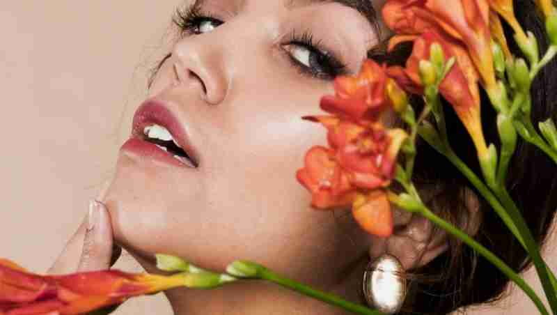 Словно персик: роскошный макияж для женщин с теплым оттенком кожи