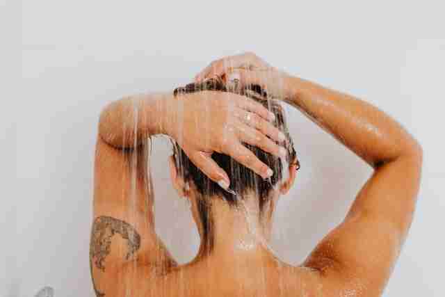 Мытье волос без шампуня: в чем суть тренда, плюсы и минусы
