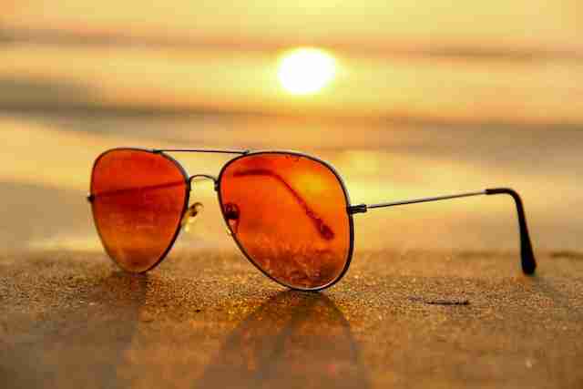 Какие солнцезащитные очки лучше: с пластиковыми или стеклянными линзами? Мало кто даст правильный ответ