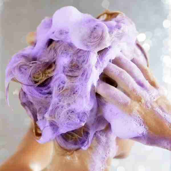 Зачем нужны цветные шампуни? Узнайте, как пользоваться этими продуктами, чтобы волосы выглядели роскошно